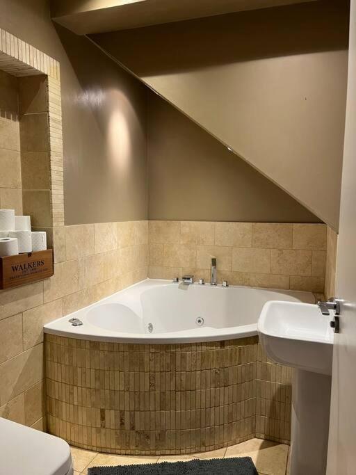 Gorgeous 2 Bed Loft Style Apartment *
